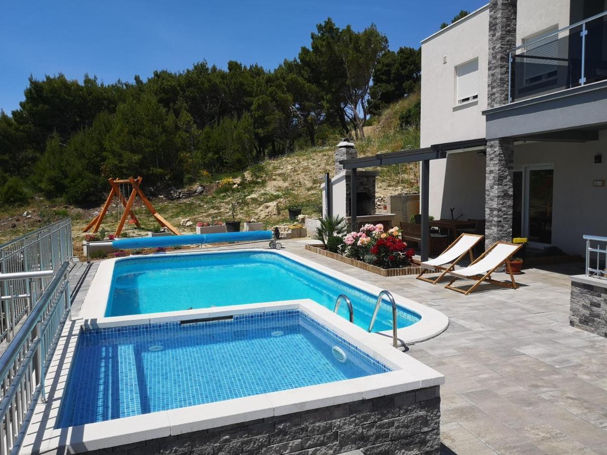 Villa Sara With Sea View And Private Heated Pool Omiš Eksteriør billede